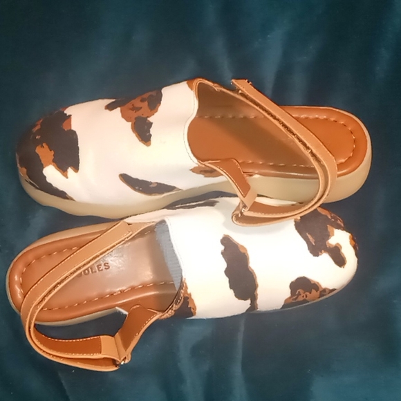 Gorgeous Animal Print Aerosoles Mules. - Picture 2 of 10